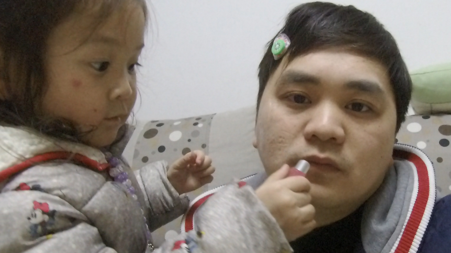 小孩给直男爸爸化妆,堪称最美爸爸,爸爸:我美吗